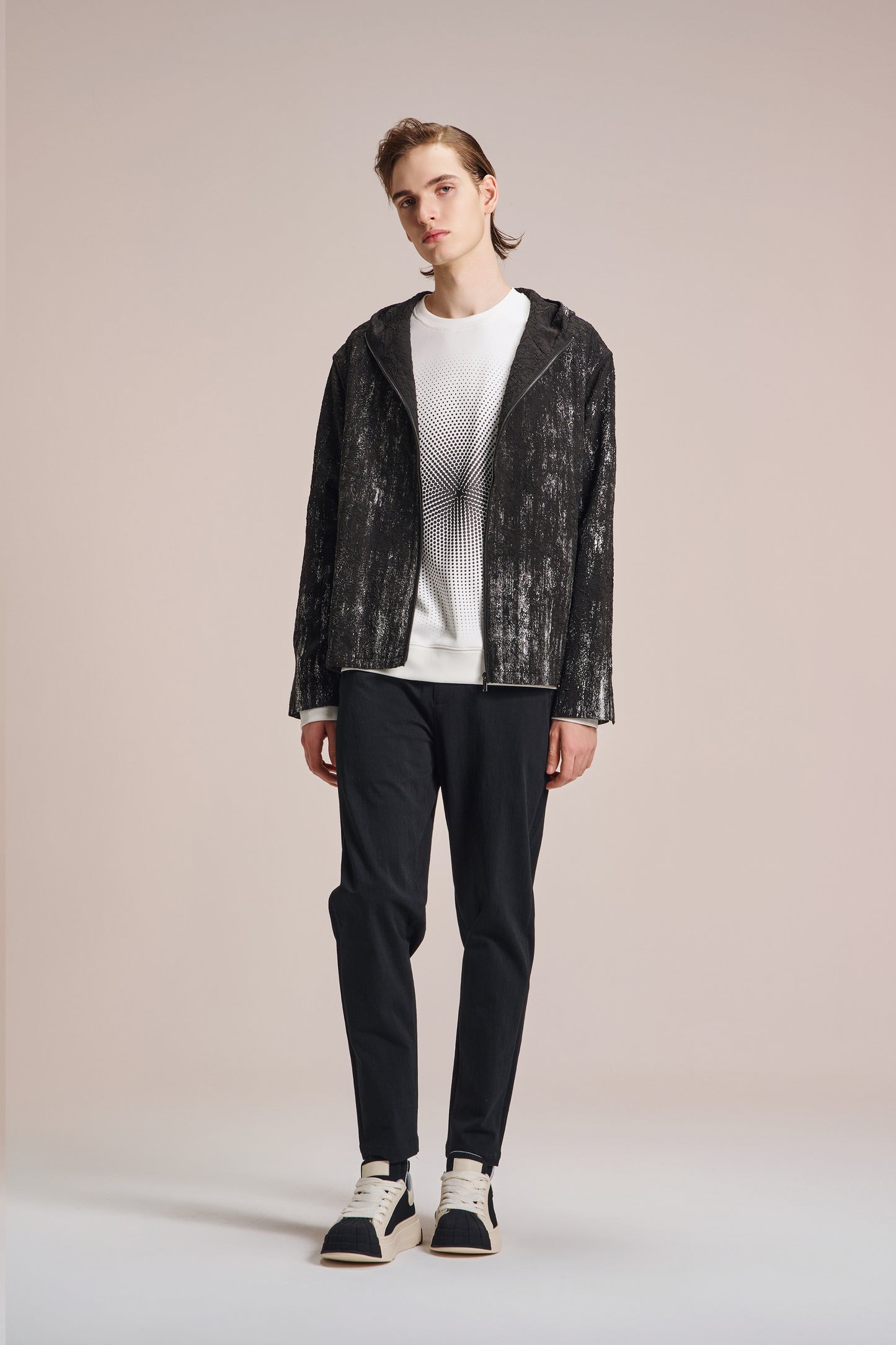 シルバーブラシプリントのクレープフードジャケット