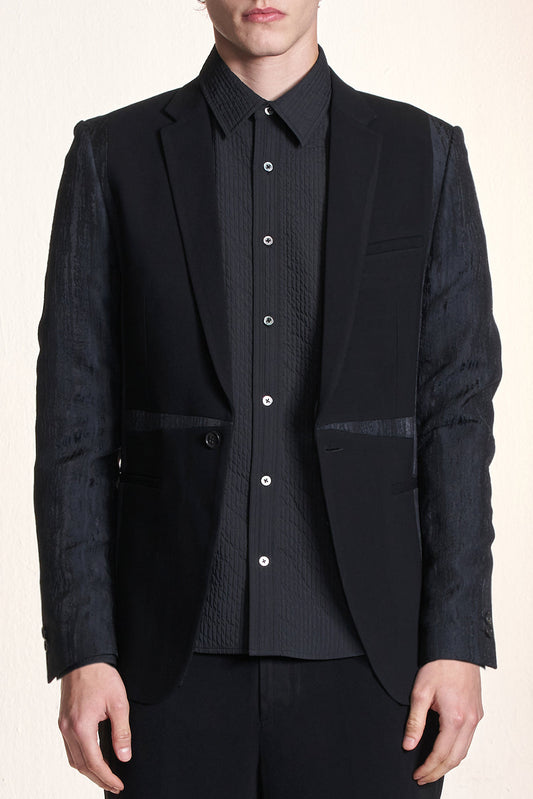 シャープカットのストライプ柄ブレザー