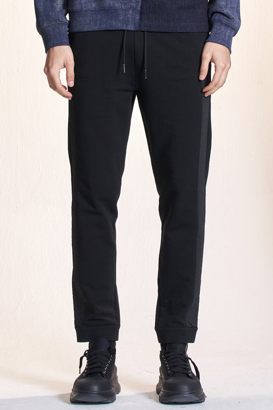 生地のコントラストが美しいジョギングパンツ