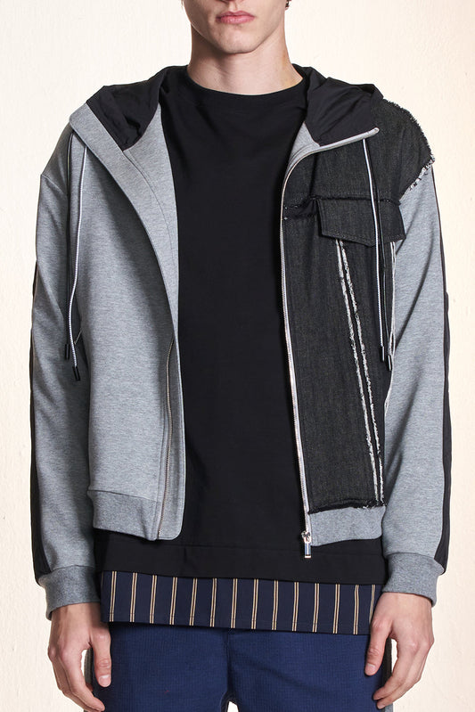 切りっぱなしデニムとコントラストをなすニットジャケット