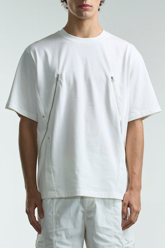 ジッパーとスタッドが2つ付いたTシャツ