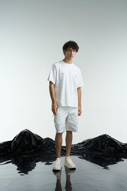 ジッパーとスタッドが2つ付いたTシャツ