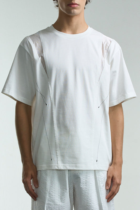 透け感のあるVカットのTシャツ