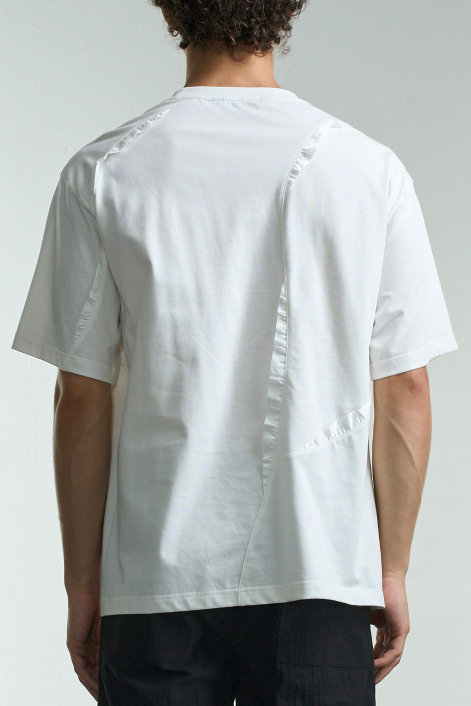 Tee With Curl Line Trimming