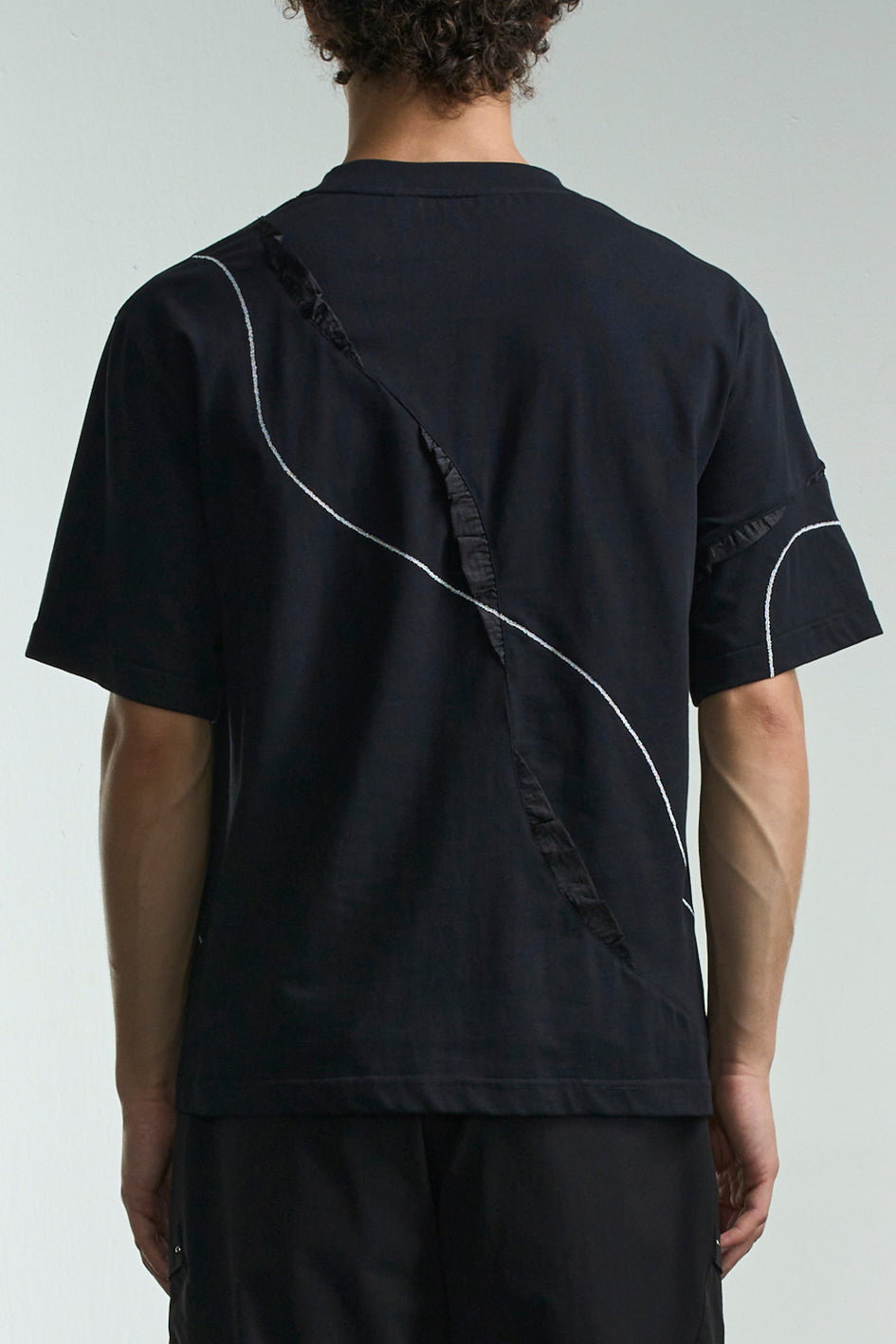 Tee With Curl Line Embroidery