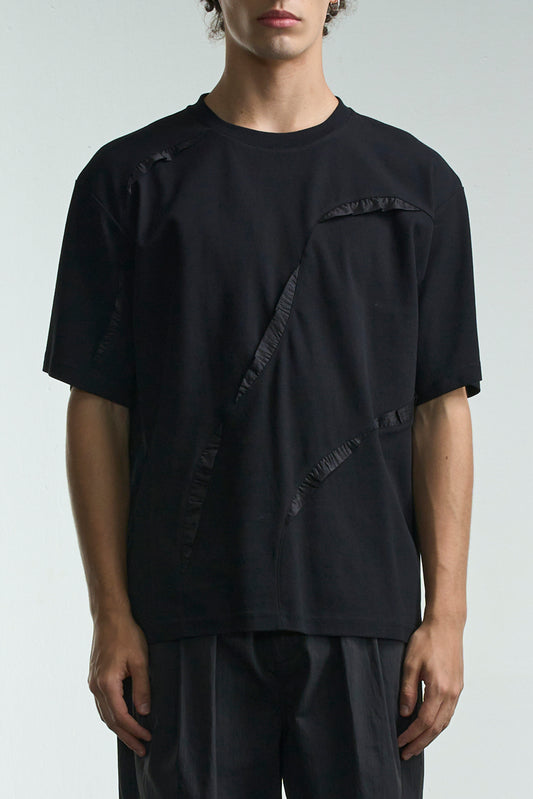 Tee With Curl Line Trimming