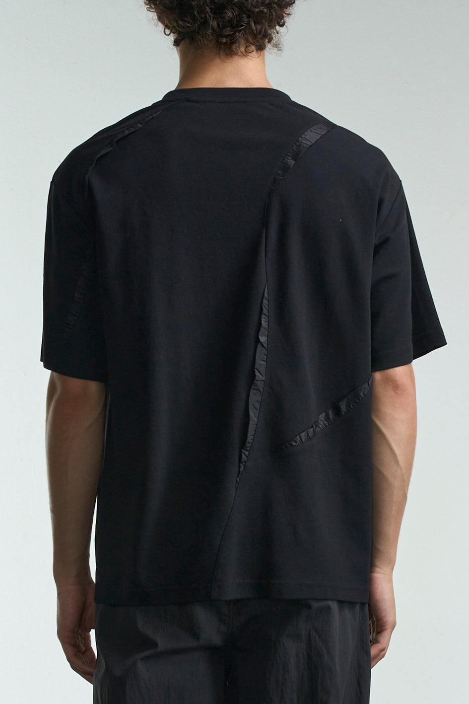 Tee With Curl Line Trimming