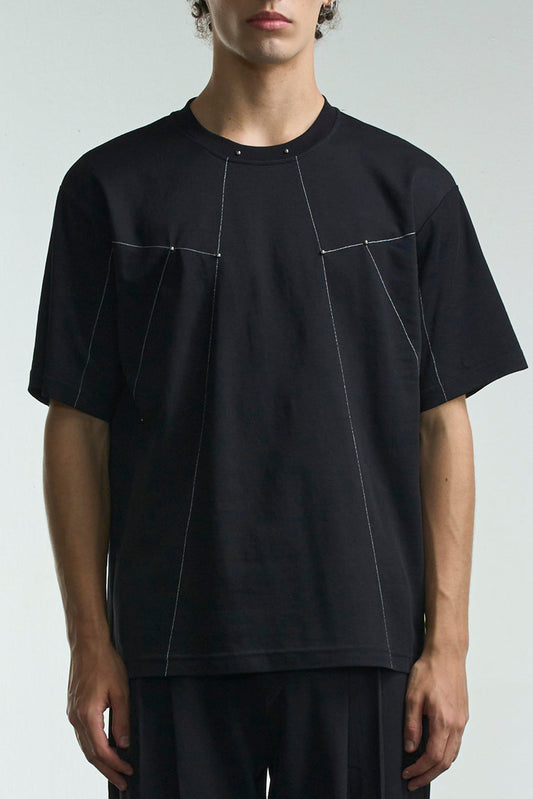 ステッチとスタッズ付きTシャツ