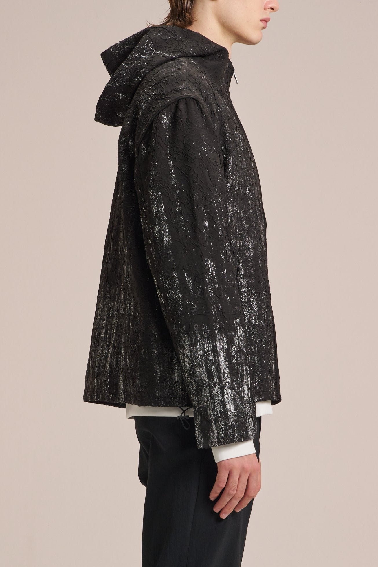 シルバーブラシプリントのクレープフードジャケット