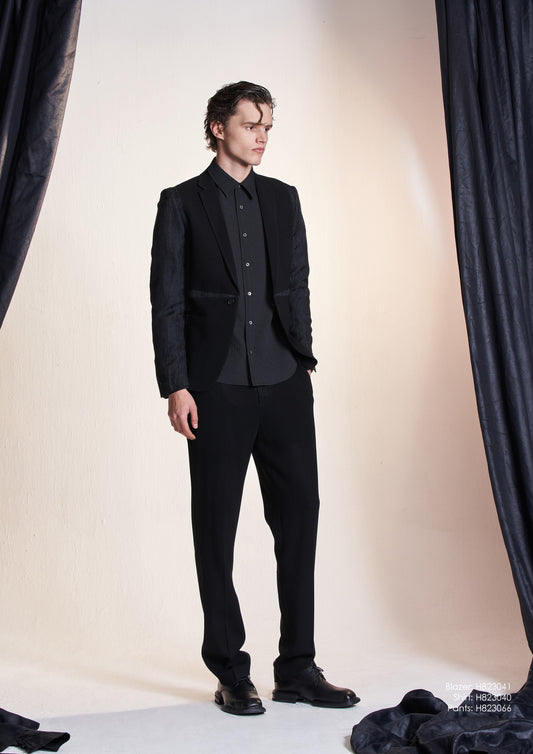 シャープカットのストライプ柄ブレザー