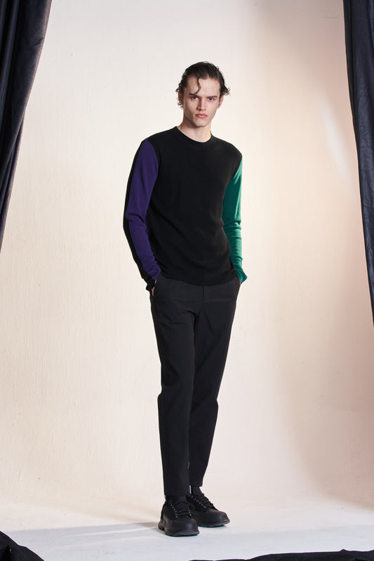 カラーコントラストのラウンドネックセーター