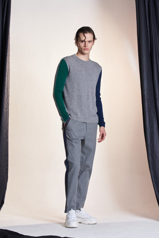 カラーコントラストのラウンドネックセーター