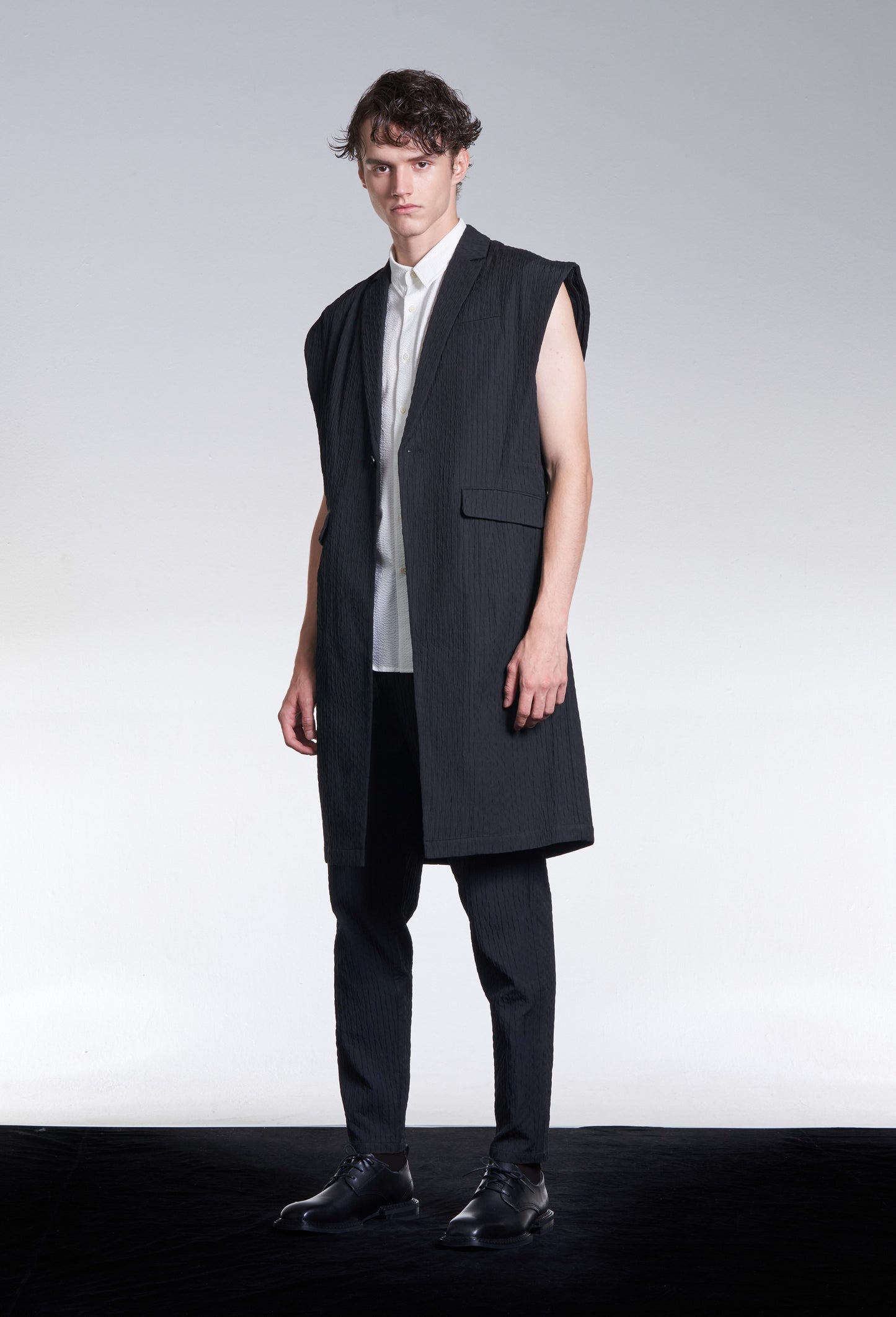Textured Sleeveless Long Blazer
