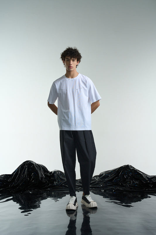 ステッチとスタッズ付きTシャツ