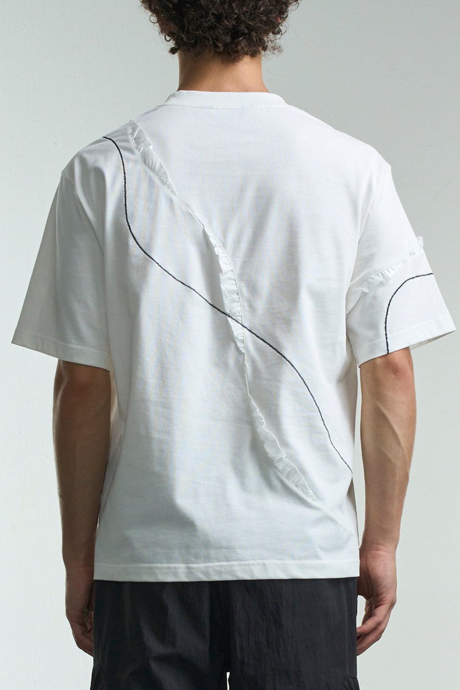 Tee With Curl Line Embroidery