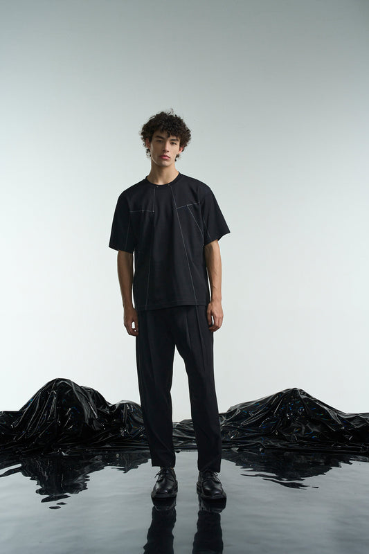 ステッチとスタッズ付きTシャツ