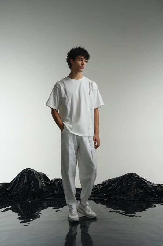 透け感のあるVカットのTシャツ