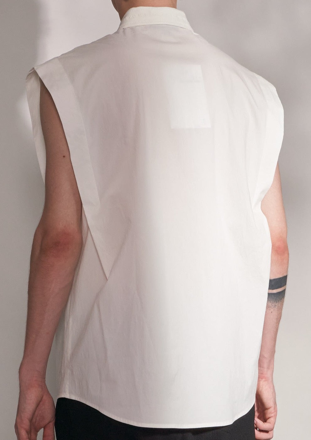 Sleeveless Shirt With Wide Shoulder